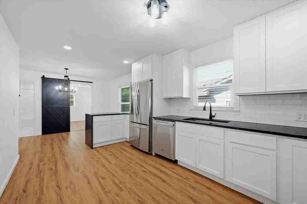 1412 E King St - Photo 6 of 21