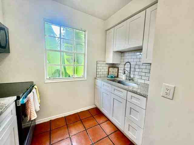 460 15th Ave N - Photo 4 of 24