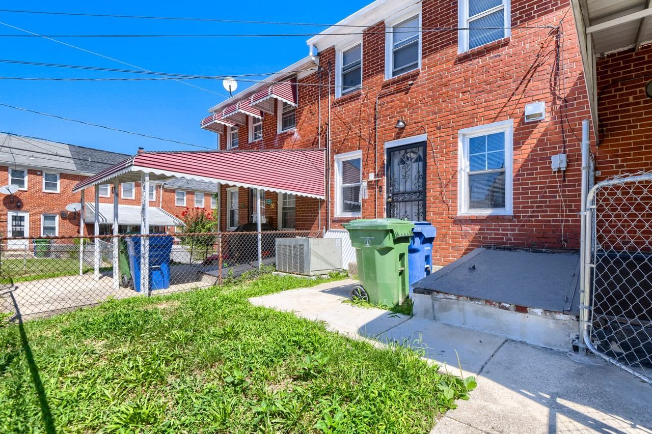 1028 Tunbridge Rd - Photo 4 of 11