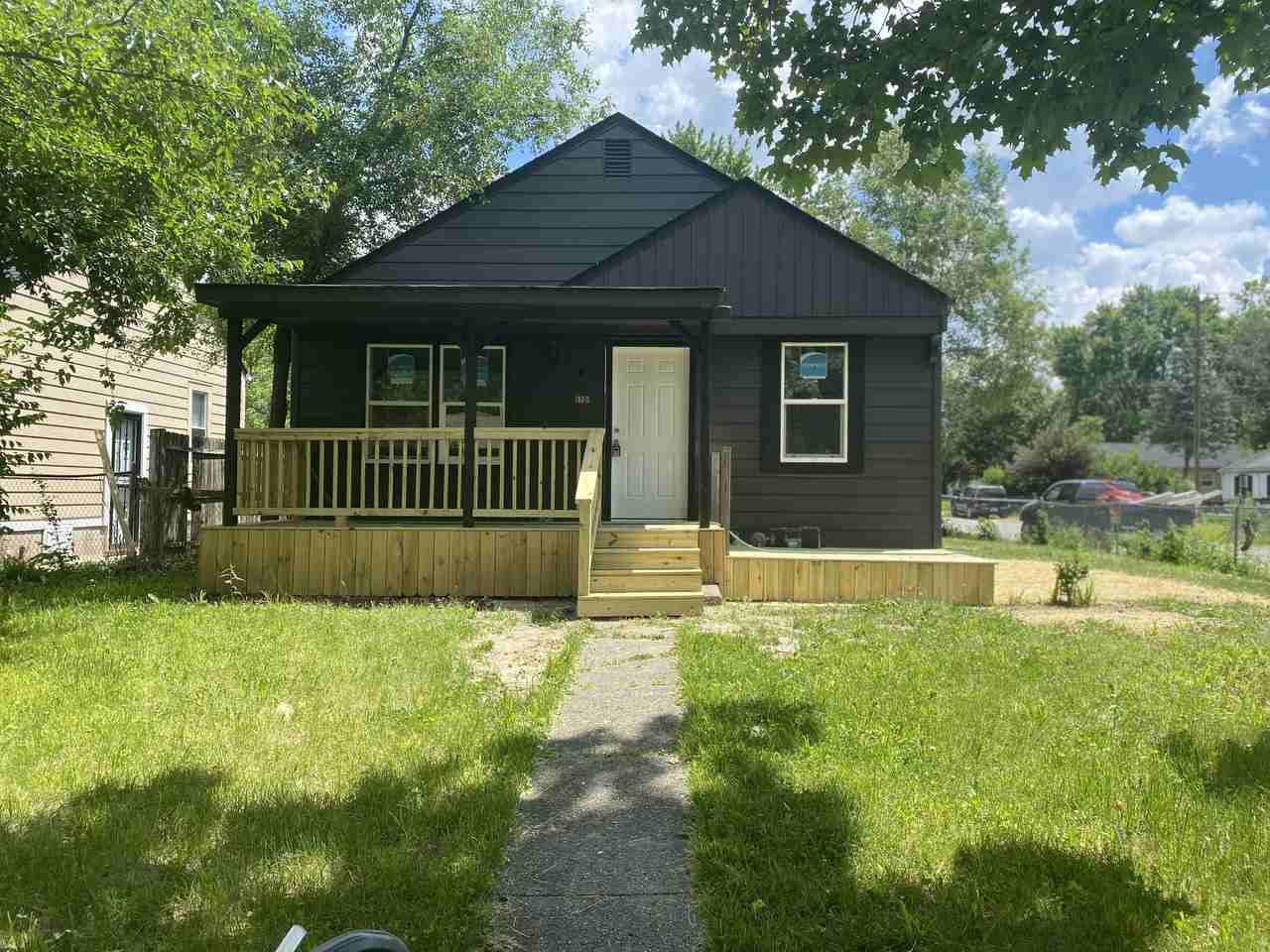 1701 N Linwood Ave - Photo 2 of 11