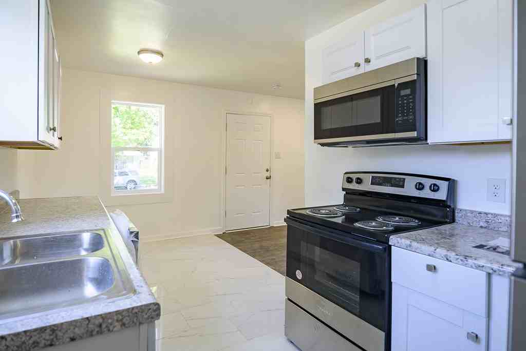 1701 N Linwood Ave - Photo 7 of 11