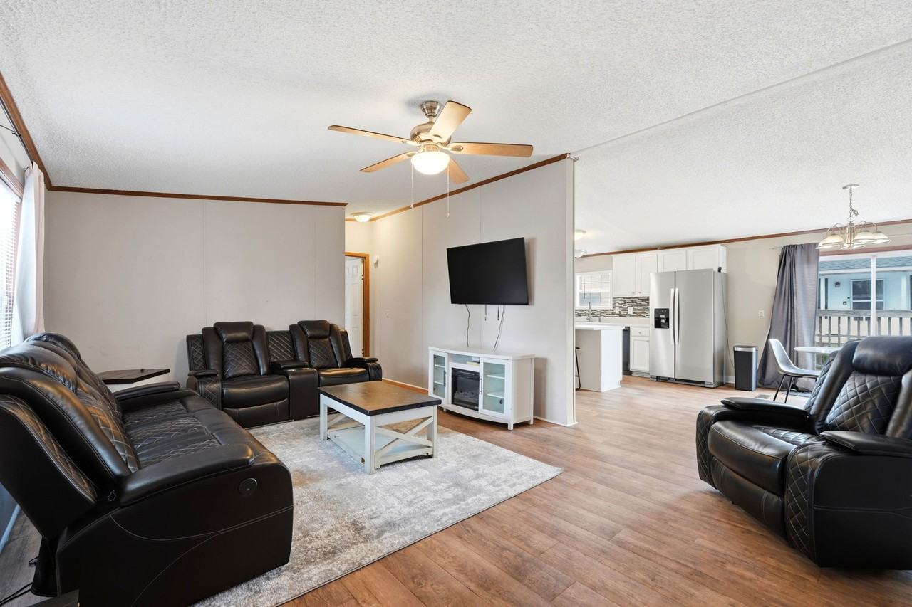 219 Weyburn St - Photo 3 of 37