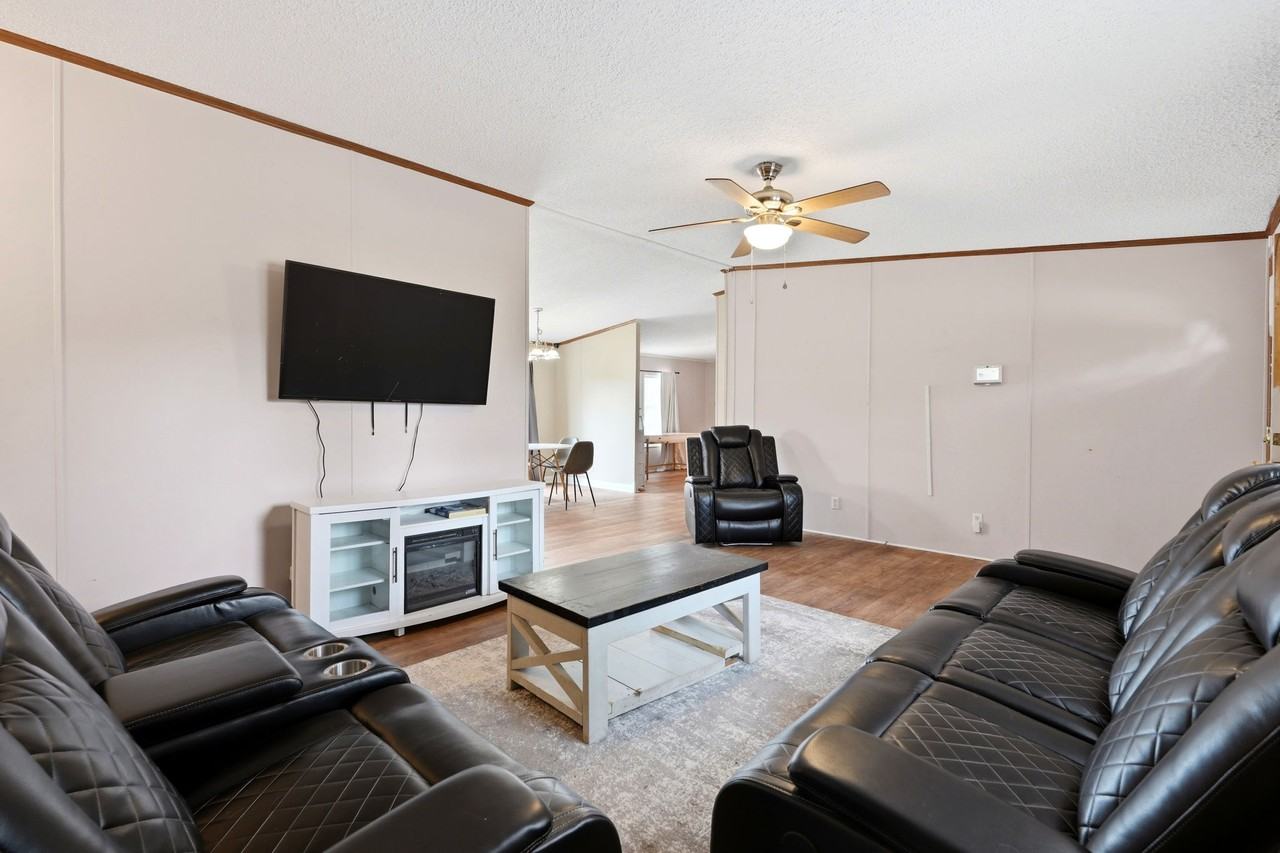 219 Weyburn St - Photo 4 of 37