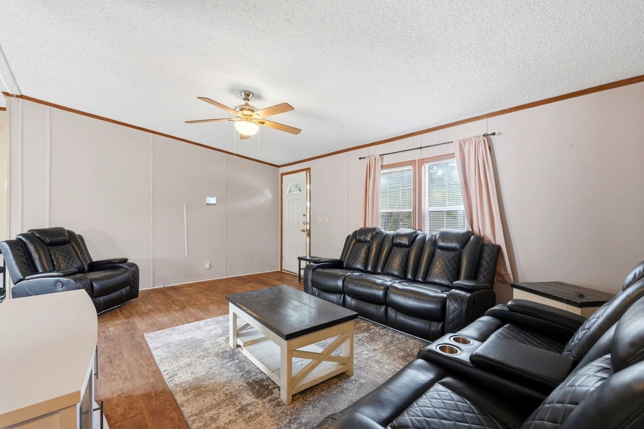 219 Weyburn St - Photo 5 of 37