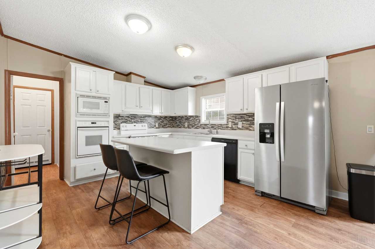 219 Weyburn St - Photo 6 of 37