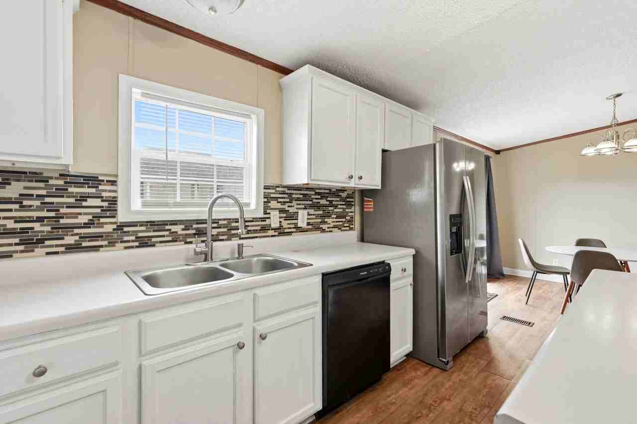 219 Weyburn St - Photo 7 of 37