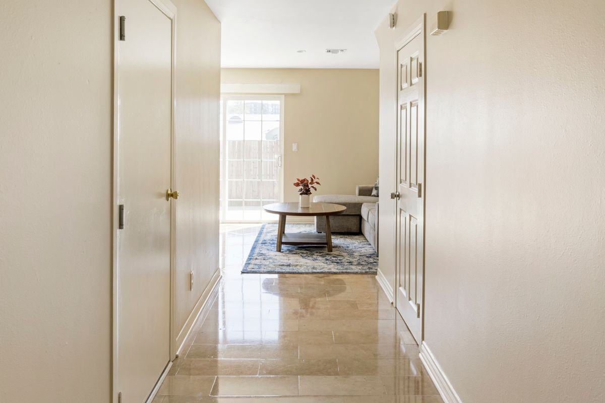 3426 Bellevue Ave - Photo 4 of 37