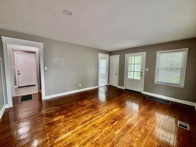 746 Curve St - Photo 3 of 13