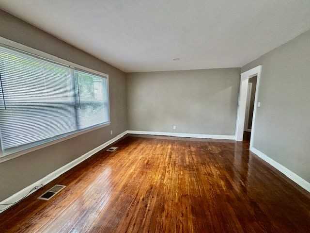 746 Curve St - Photo 4 of 13