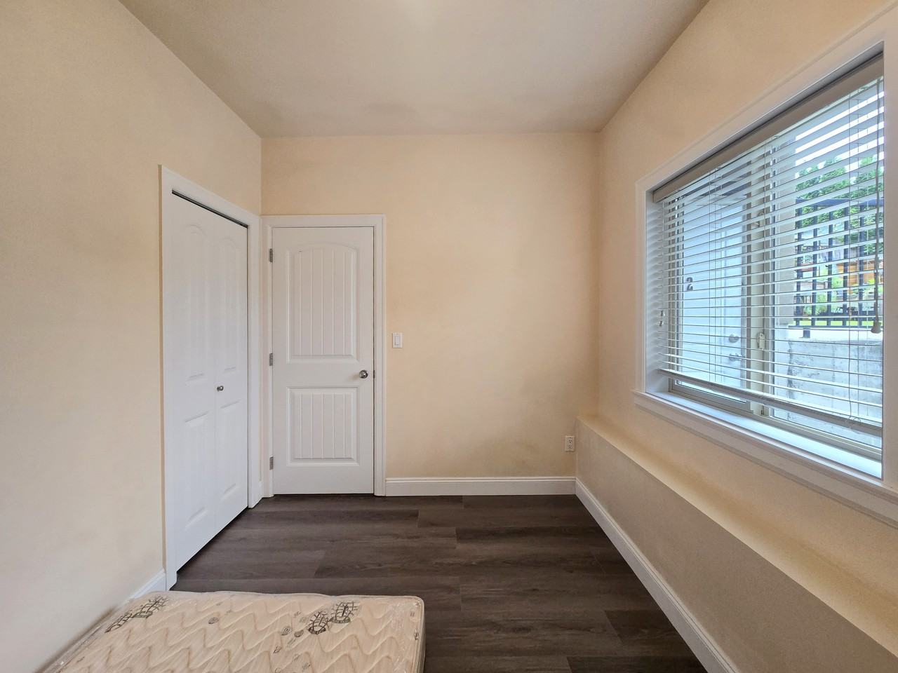 7322 Broadway - Photo 4 of 10