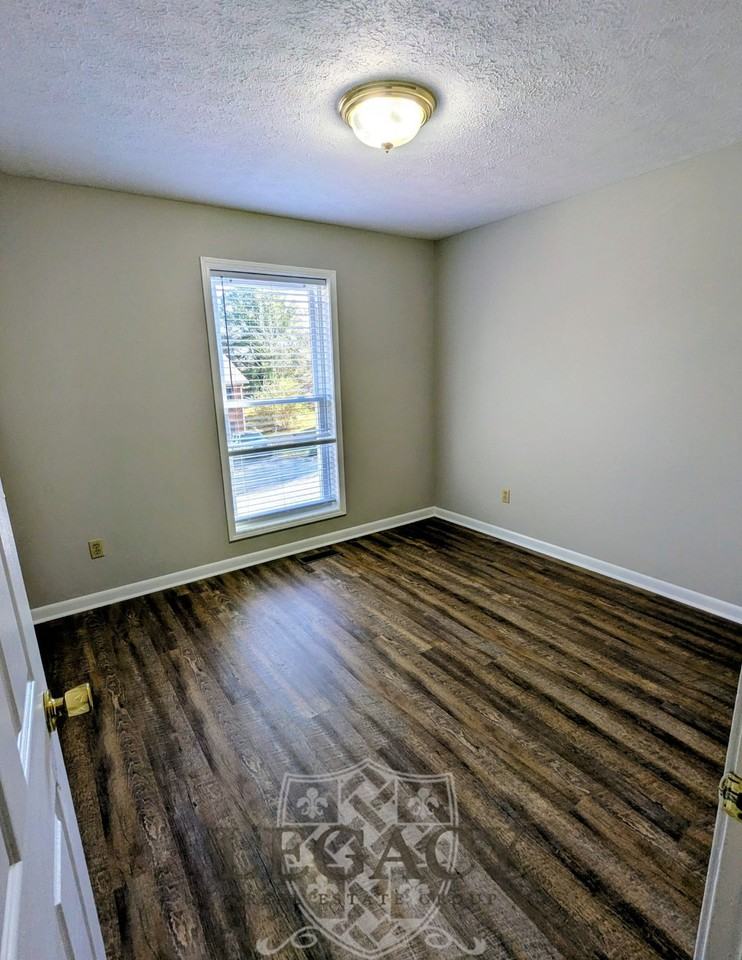 1034 Brookview Dr #C - Photo 4 of 9