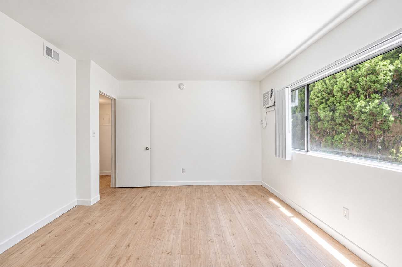 1327 N Laurel Ave - Photo 5 of 7