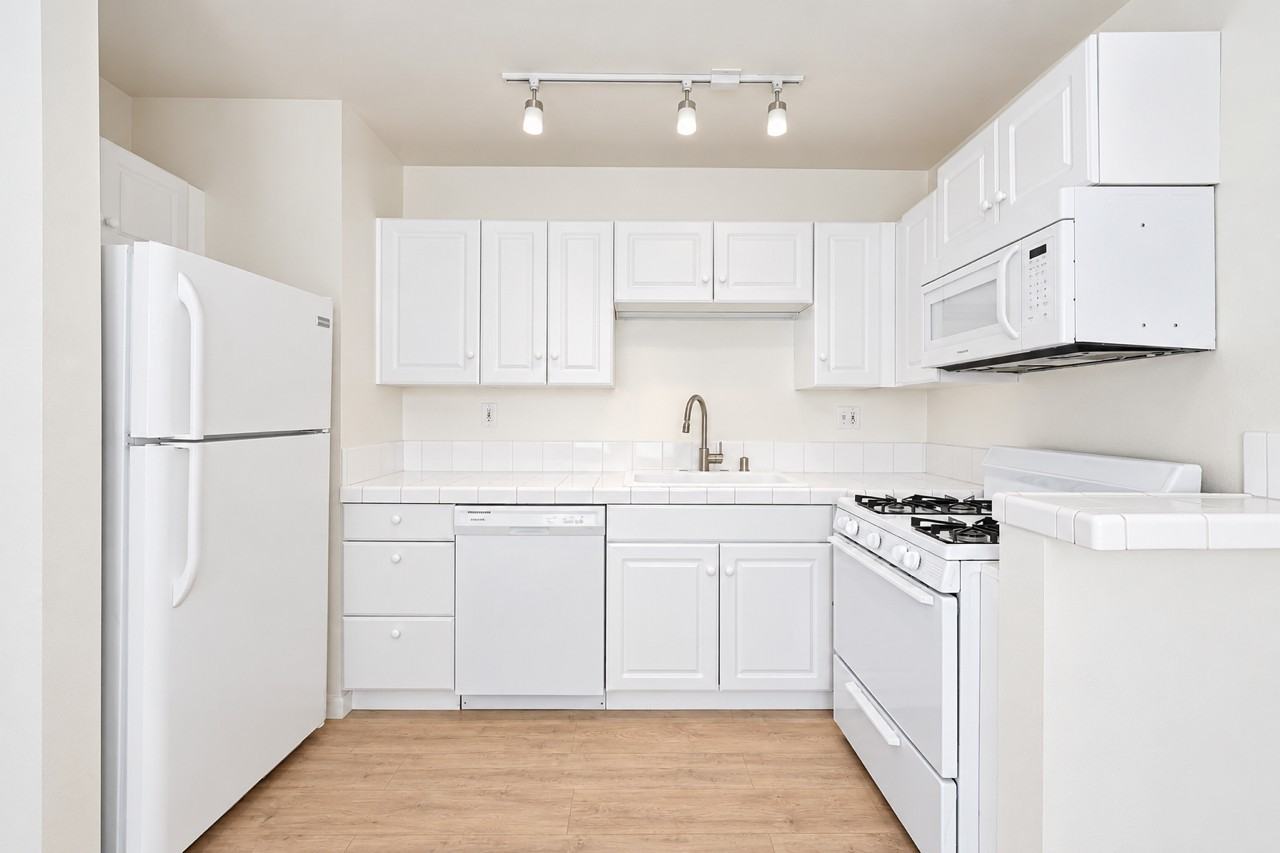 1327 N Laurel Ave - Photo 3 of 7