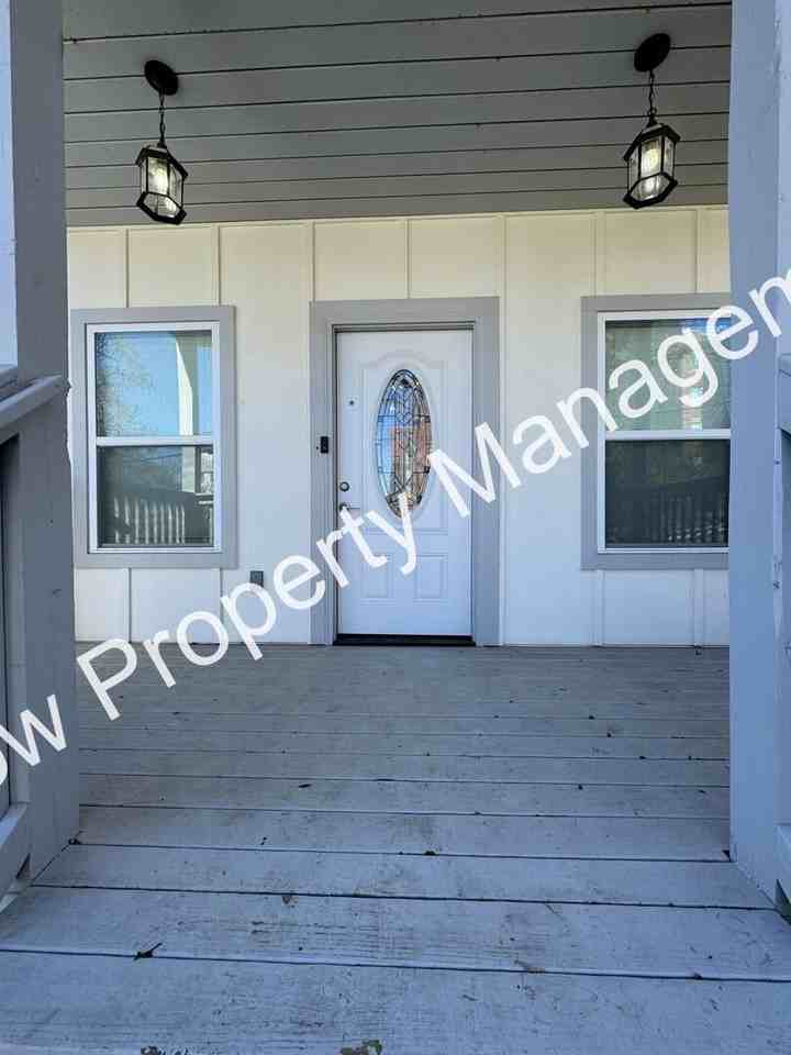1911 Hermosa St - Photo 4 of 31