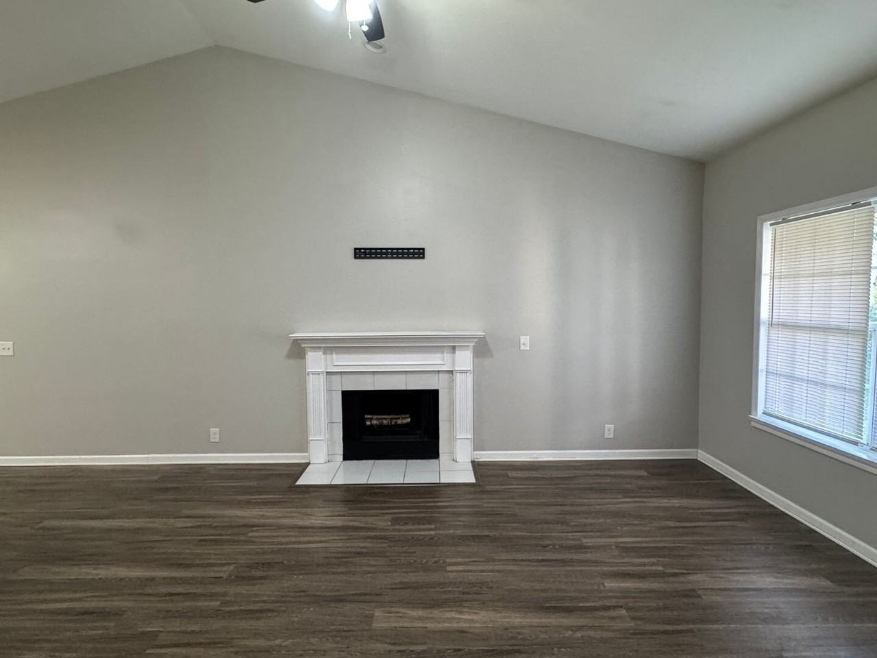 1117 S Hampton Close - Photo 4 of 22