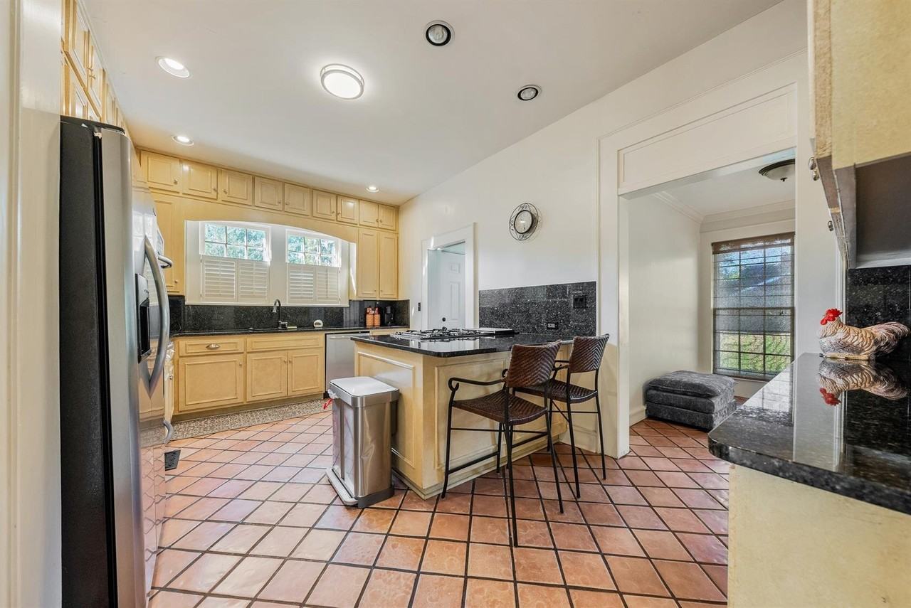 1711 Stark Ave - Photo 6 of 24