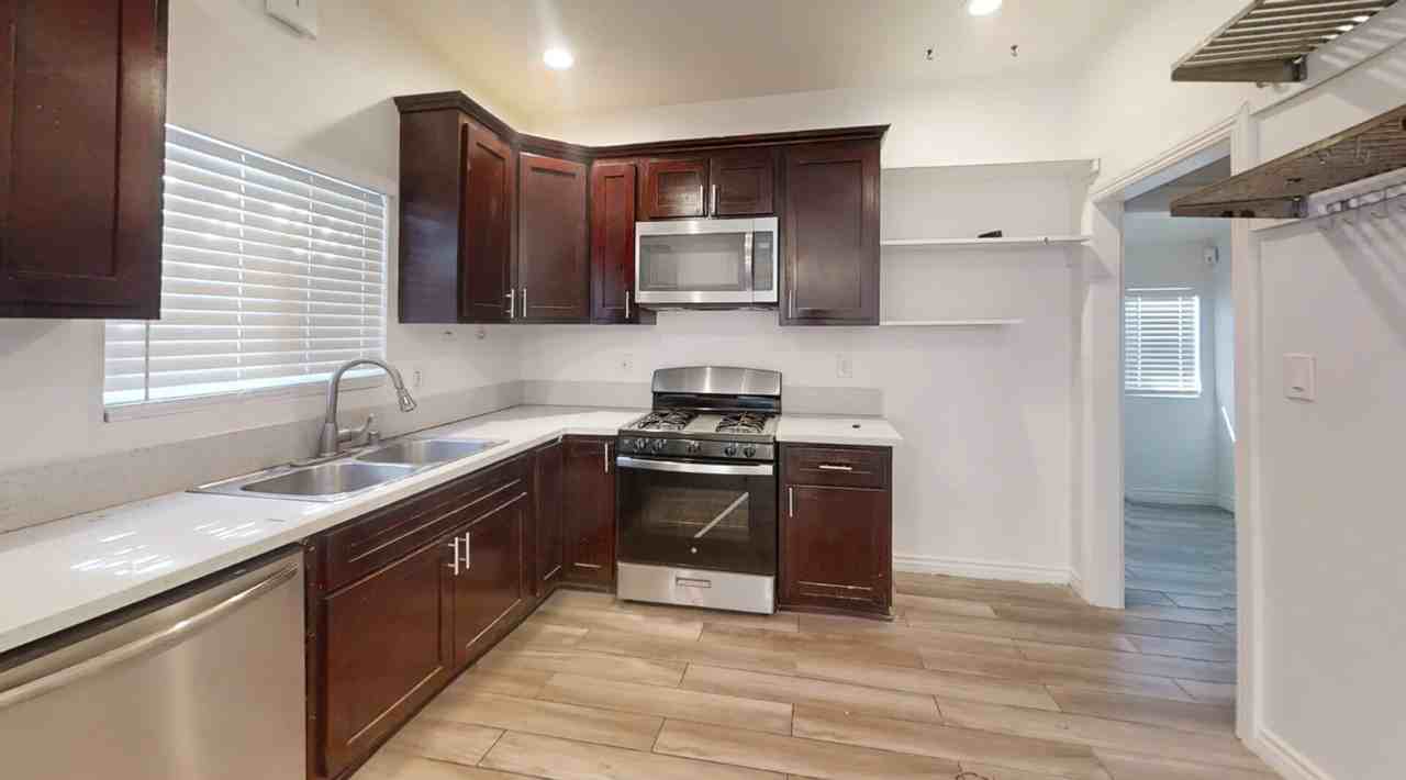 663 W Sepulveda St - Photo 6 of 8