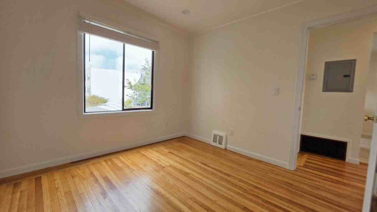 1624 Kirkham St - Photo 4 of 12