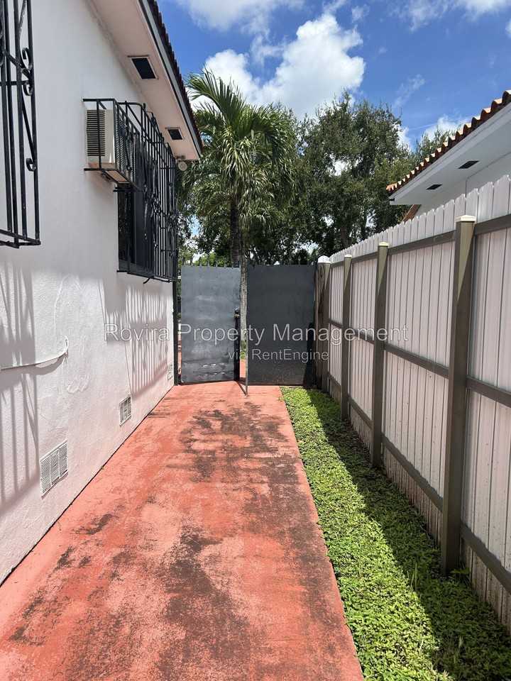 3034 Nw 4th Ter - Photo 4 of 15