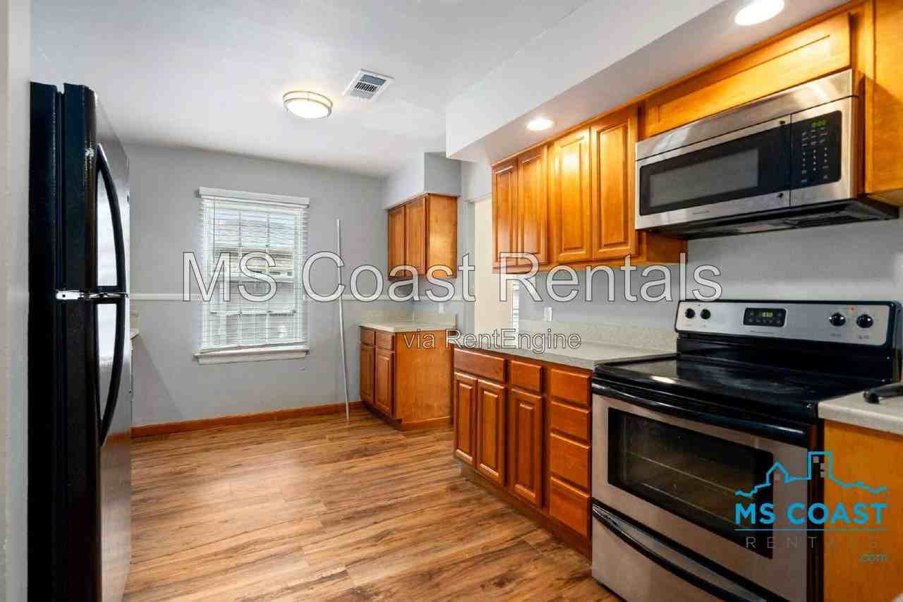 479 Porter Ave - Photo 4 of 17