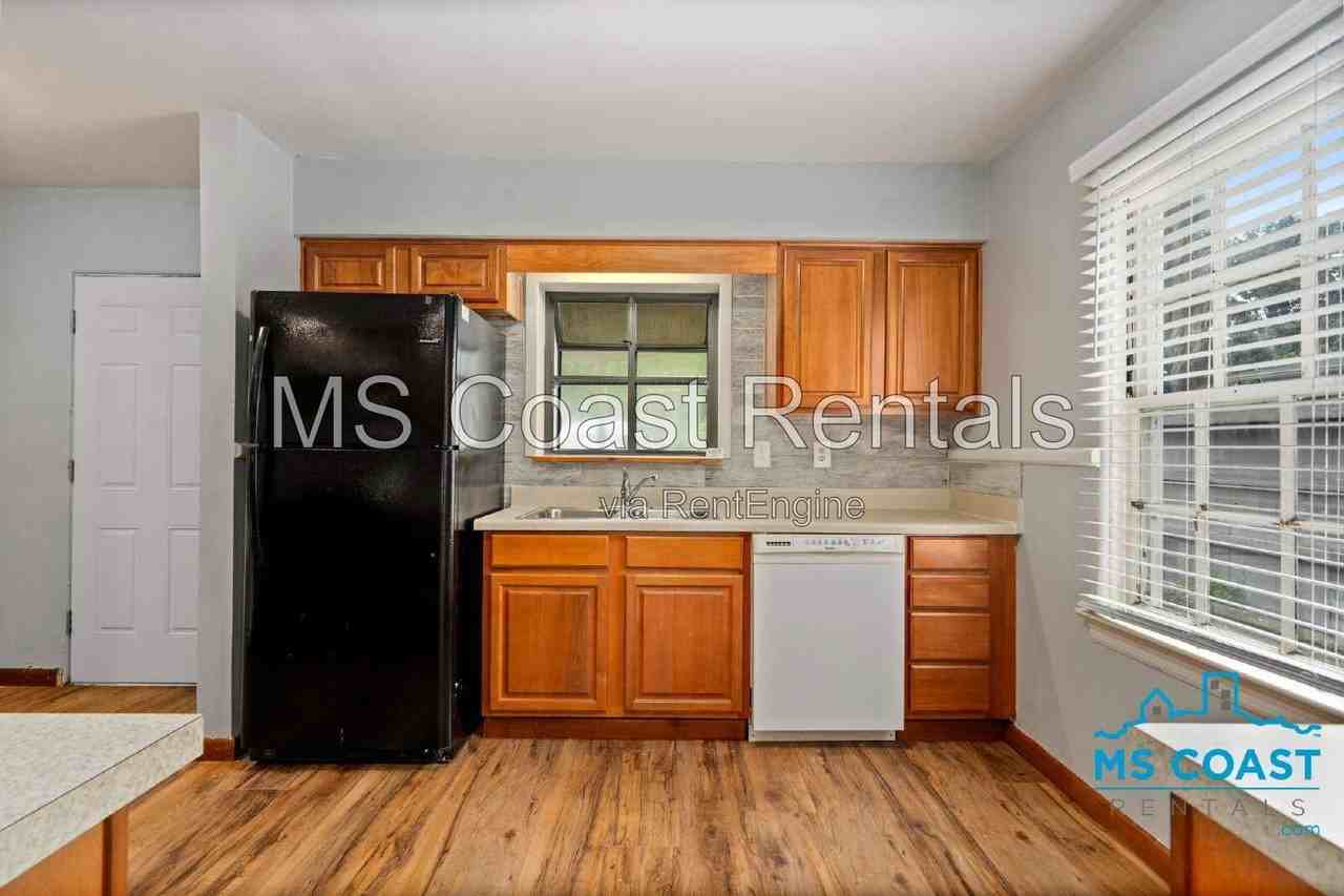479 Porter Ave - Photo 5 of 17