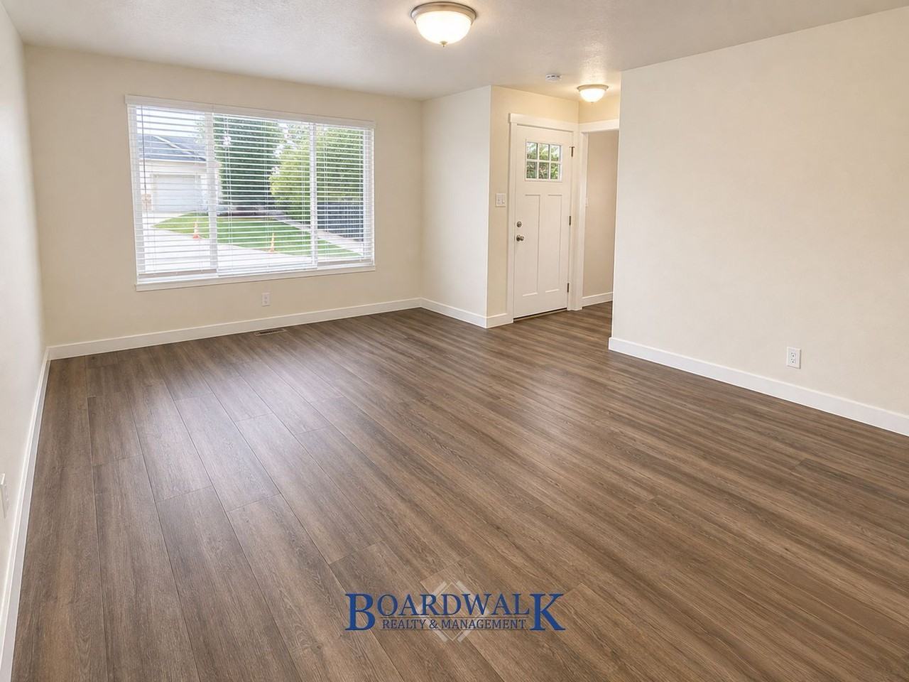 223 Mill St - Photo 5 of 31