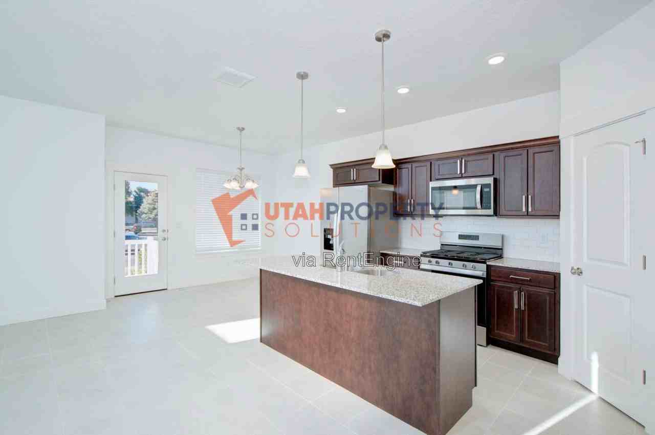 731  Jadeite Lane - Photo 4 of 22
