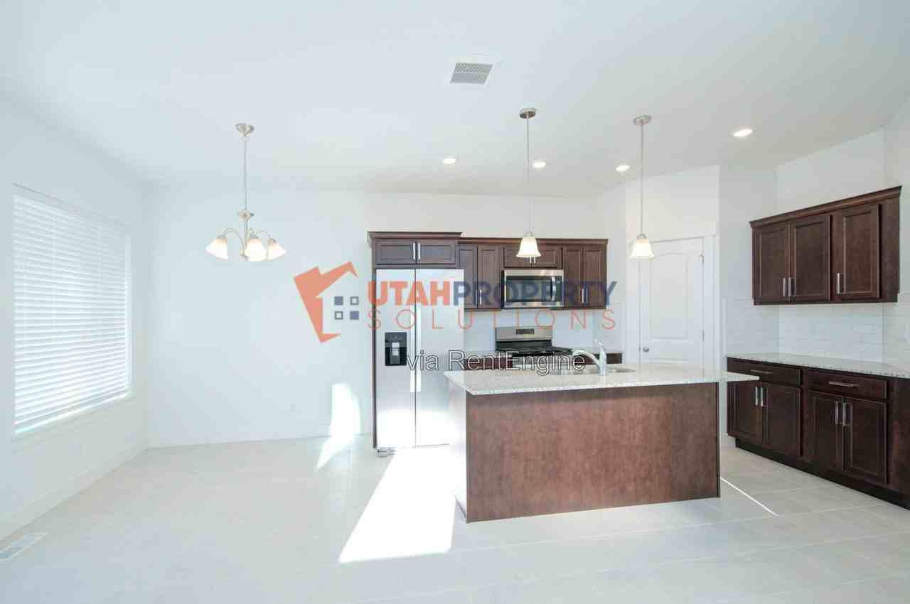 731  Jadeite Lane - Photo 5 of 22