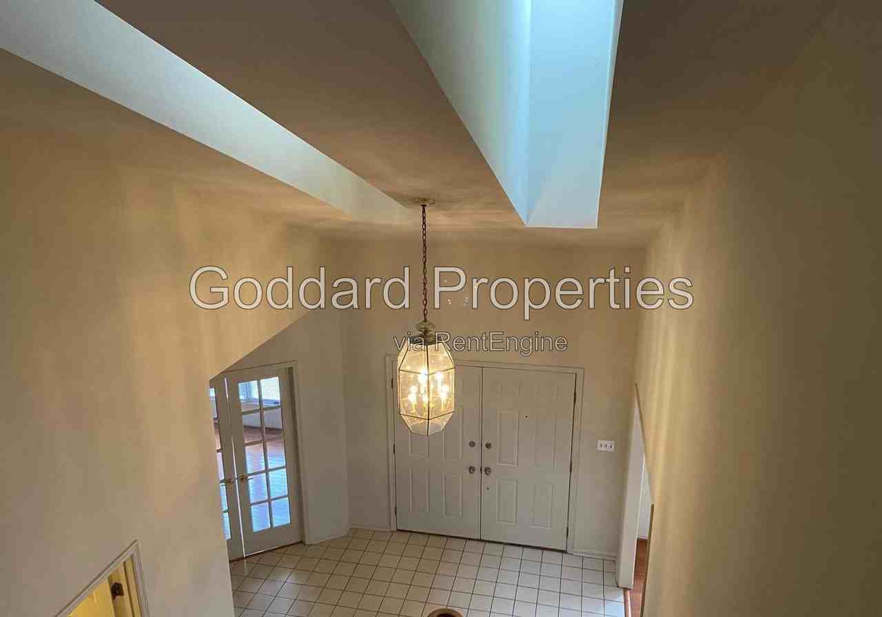 10225 Clubhouse Ct - Photo 3 of 33
