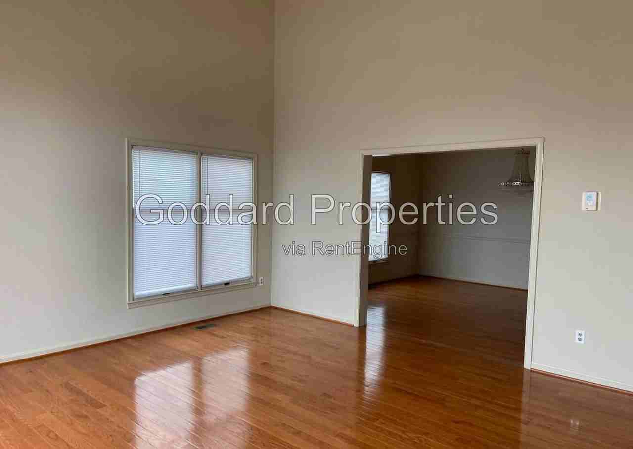 10225 Clubhouse Ct - Photo 4 of 33