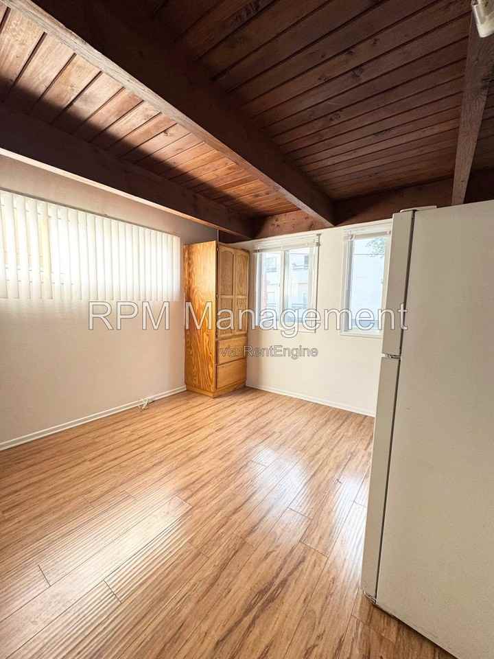 7036 Hawthorn Ave #5 - Photo 2 of 5