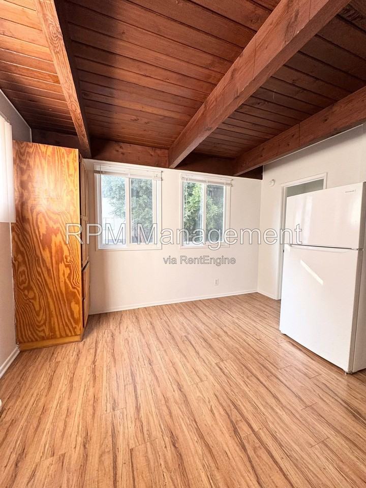 7036 Hawthorn Ave #5 - Photo 3 of 5