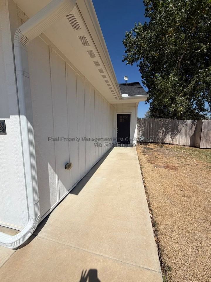 3318 W 45th St S - Photo 3 of 26