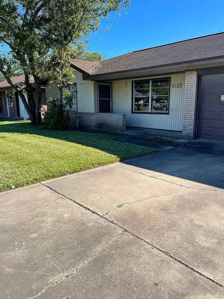 1423 W 10th St - Photo 2 of 12