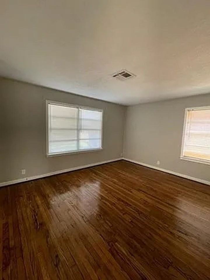 1423 W 10th St - Photo 3 of 12