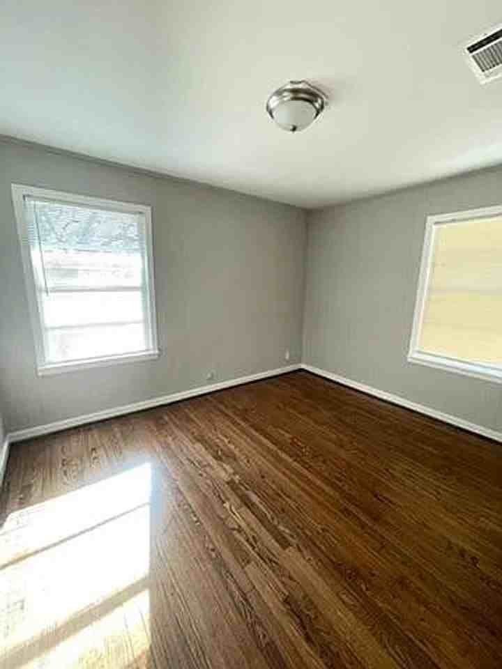 1423 W 10th St - Photo 4 of 12