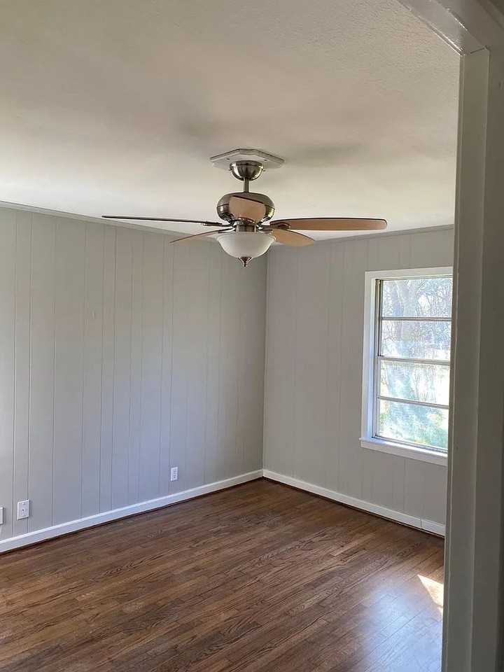 1423 W 10th St - Photo 5 of 12