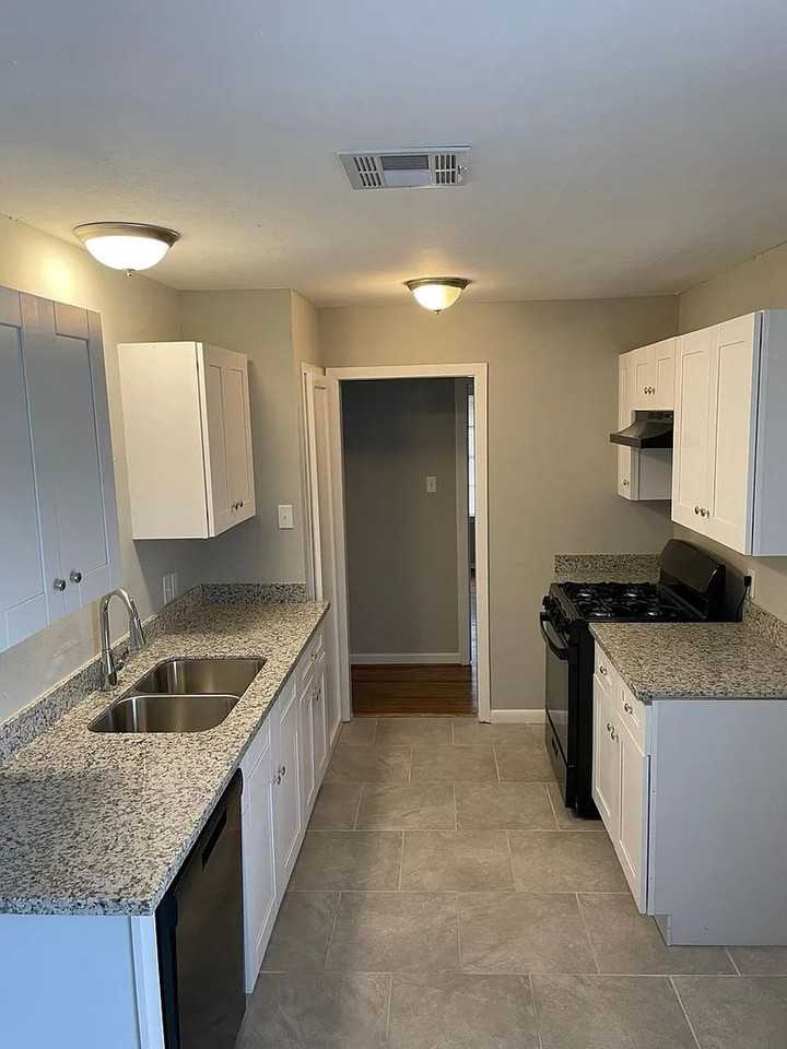 1423 W 10th St - Photo 6 of 12