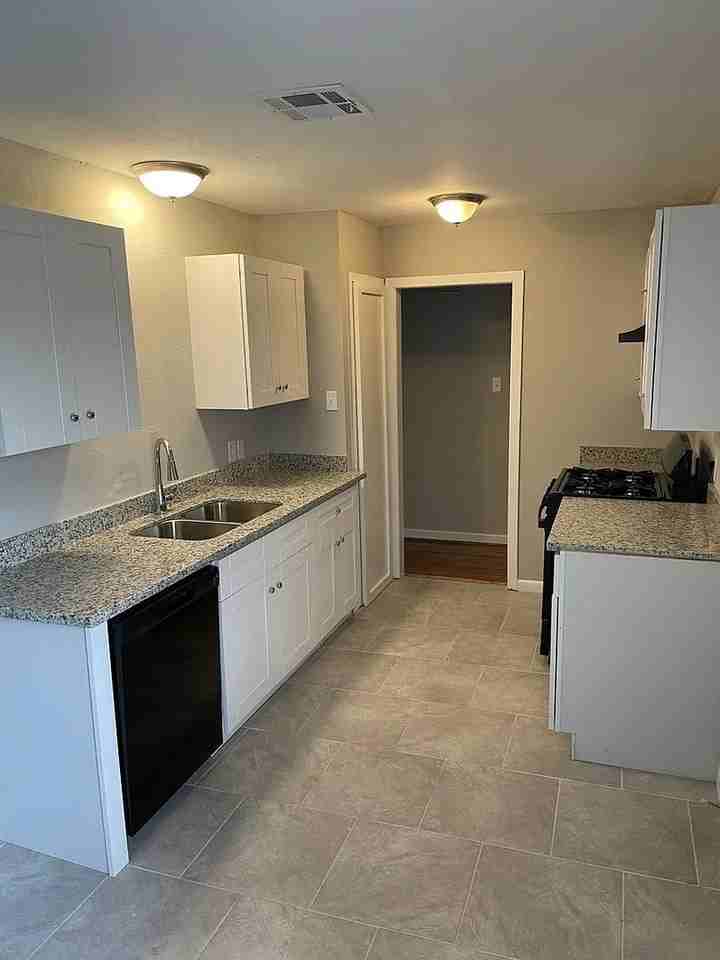 1423 W 10th St - Photo 7 of 12