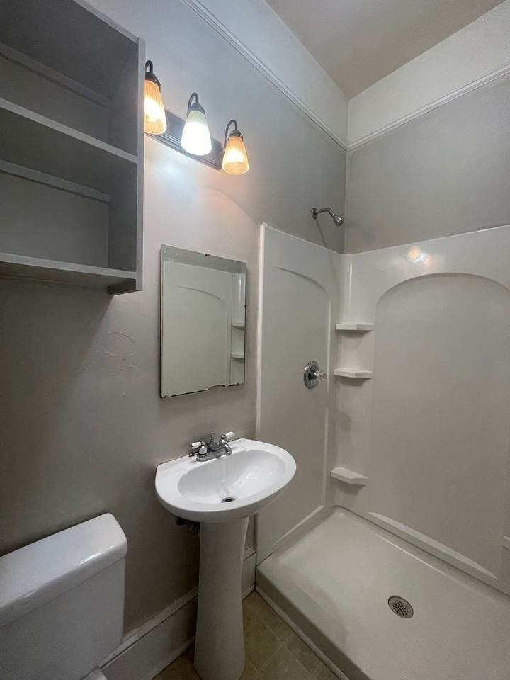 946 Magnolia St #8 - Photo 7 of 10