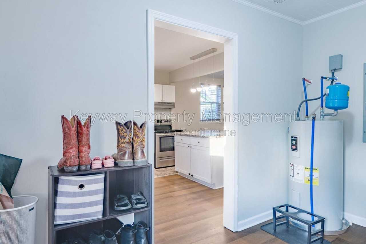 1877 Kissingbower Rd - Photo 5 of 16