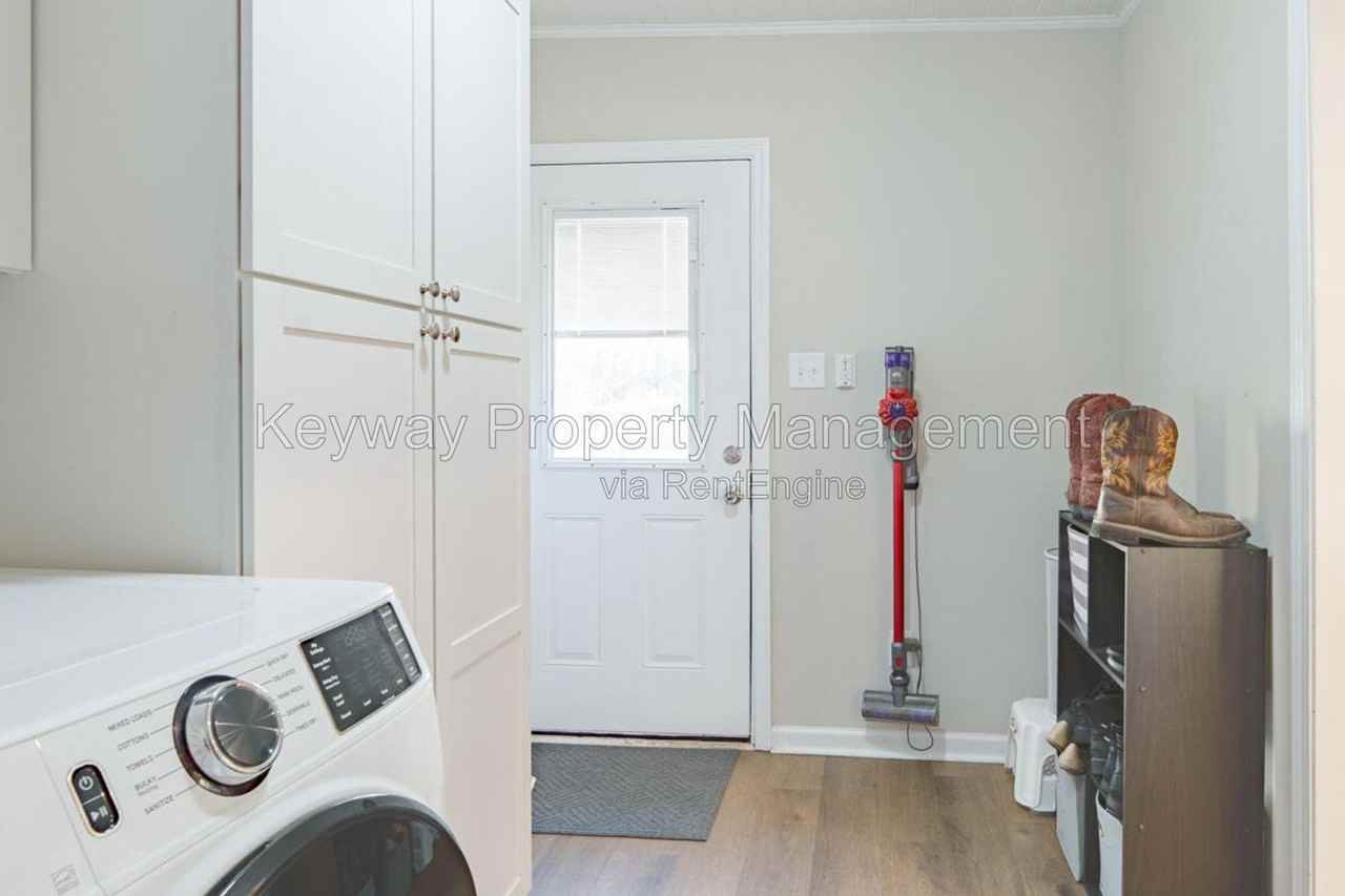 1877 Kissingbower Rd - Photo 6 of 16