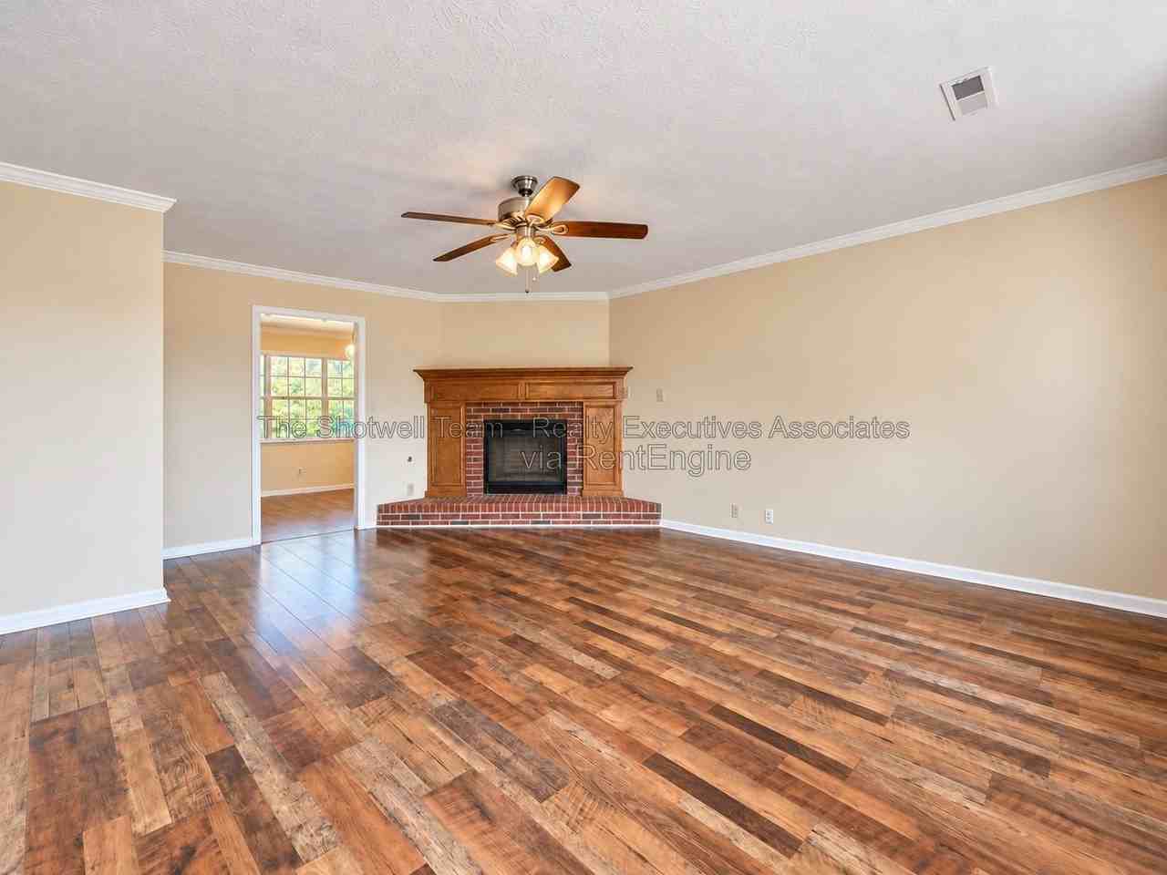 407 Herringbone Ct - Photo 3 of 18