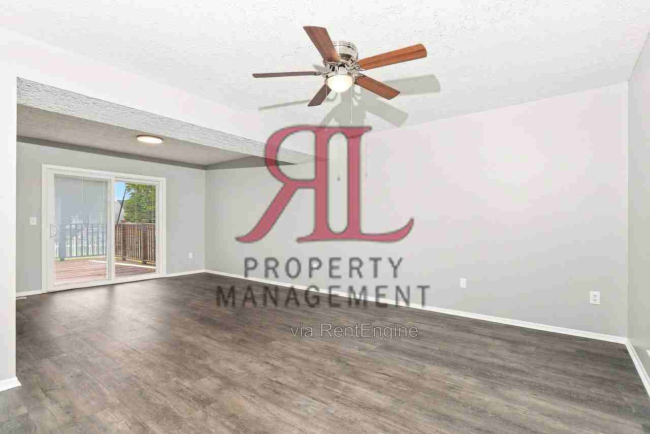 900 Robmeyer Dr - Photo 4 of 33