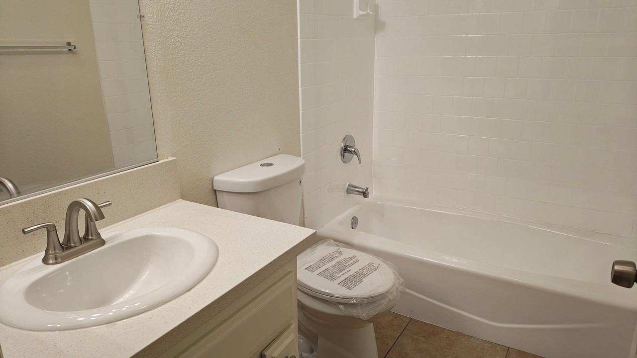 Villa Monaco Apartments - Photo 2 of 12