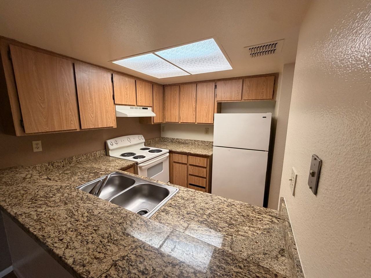 One & Two bedroom, 1 bath units near the light rail in Tempe Available! - Photo 7 of 18