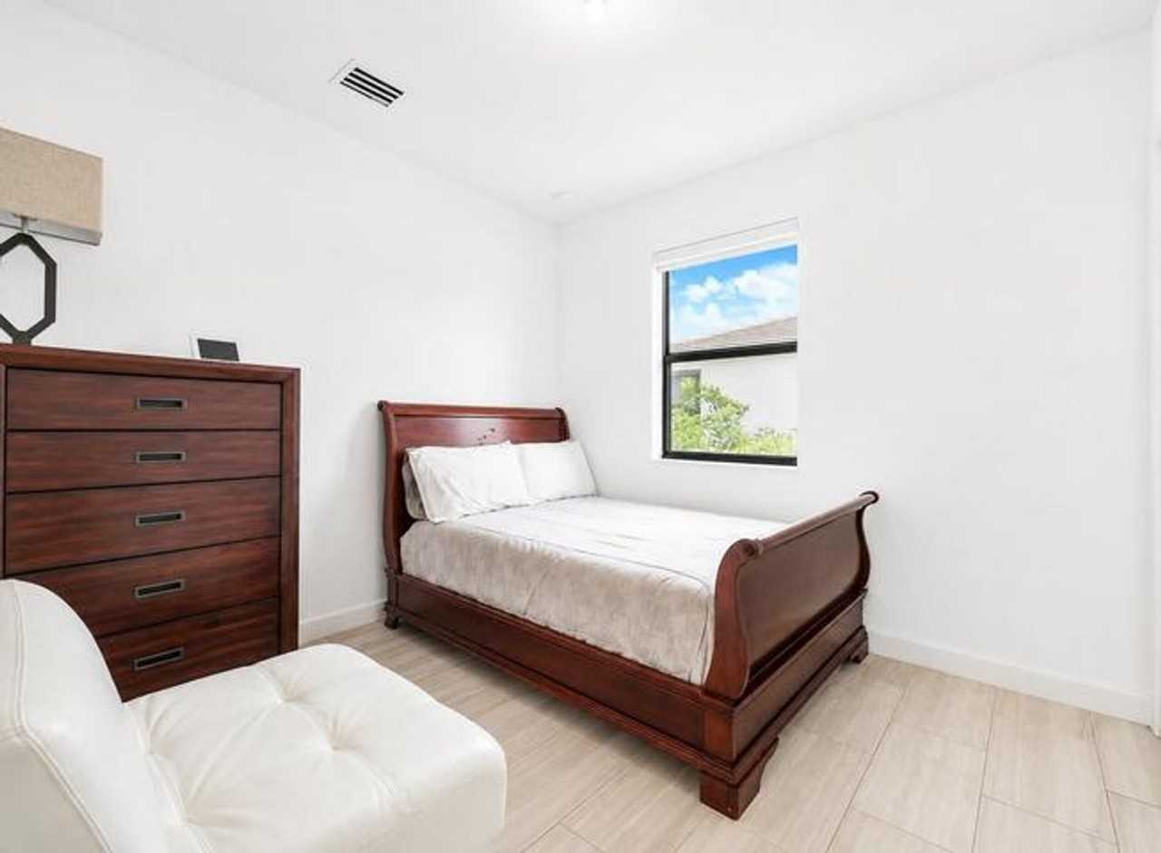 20682 Ne 2nd Ct - Photo 6 of 12