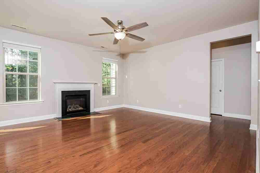 335 Clubhouse Dr - Photo 4 of 17