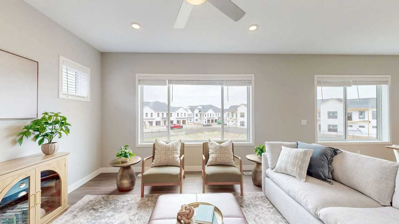 16002 Kenyon Ct - Photo 3 of 39