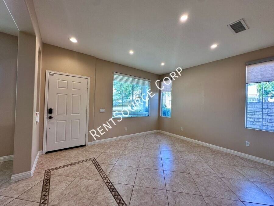 5053 Woodbridge Ln - Photo 6 of 33